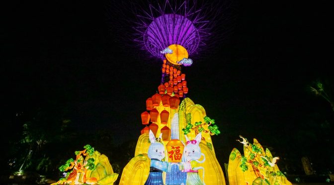 [EXPLORE SG]Sky lanterns “float up” Supertrees for blessings at Gardens by the Bay’s Mid-Autumn Festival 2021